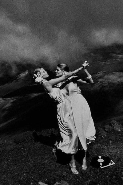 Alt Tag: Helmut Newton Cheryl Tiegs Rene Russo Hawaii 1974 vintage silver gelatin print in dramatic black-and-white dance pose