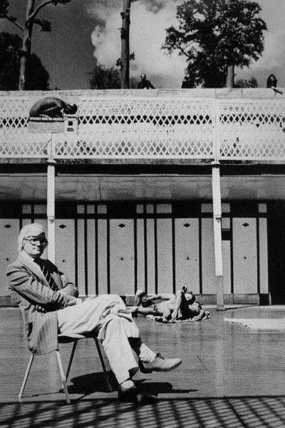 Alt Tag: Helmut Newton David Hockney Piscine Royale Paris 1975 vintage silver gelatin print portrait of Hockney seated poolside in Paris