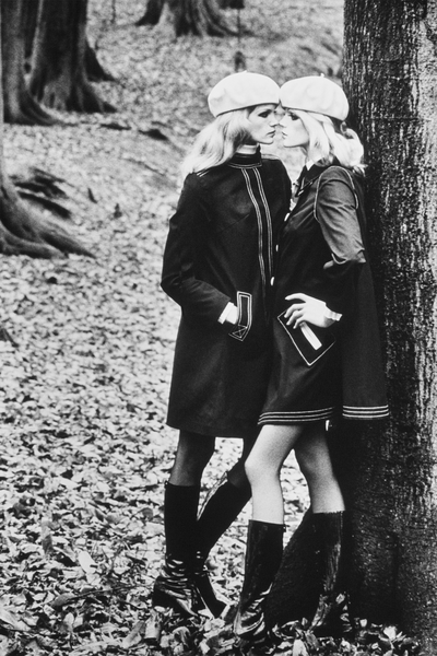 Helmut Newton Gemelas Twins YSL French Vogue 1982 vintage silver gelatin print, black-and-white photo of twin models in YSL coats kissing